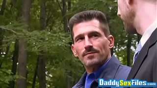 Mature hunk lures junior homo and analfucks him outdoors